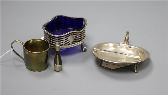 A George III small silver gilt cup and four other items,